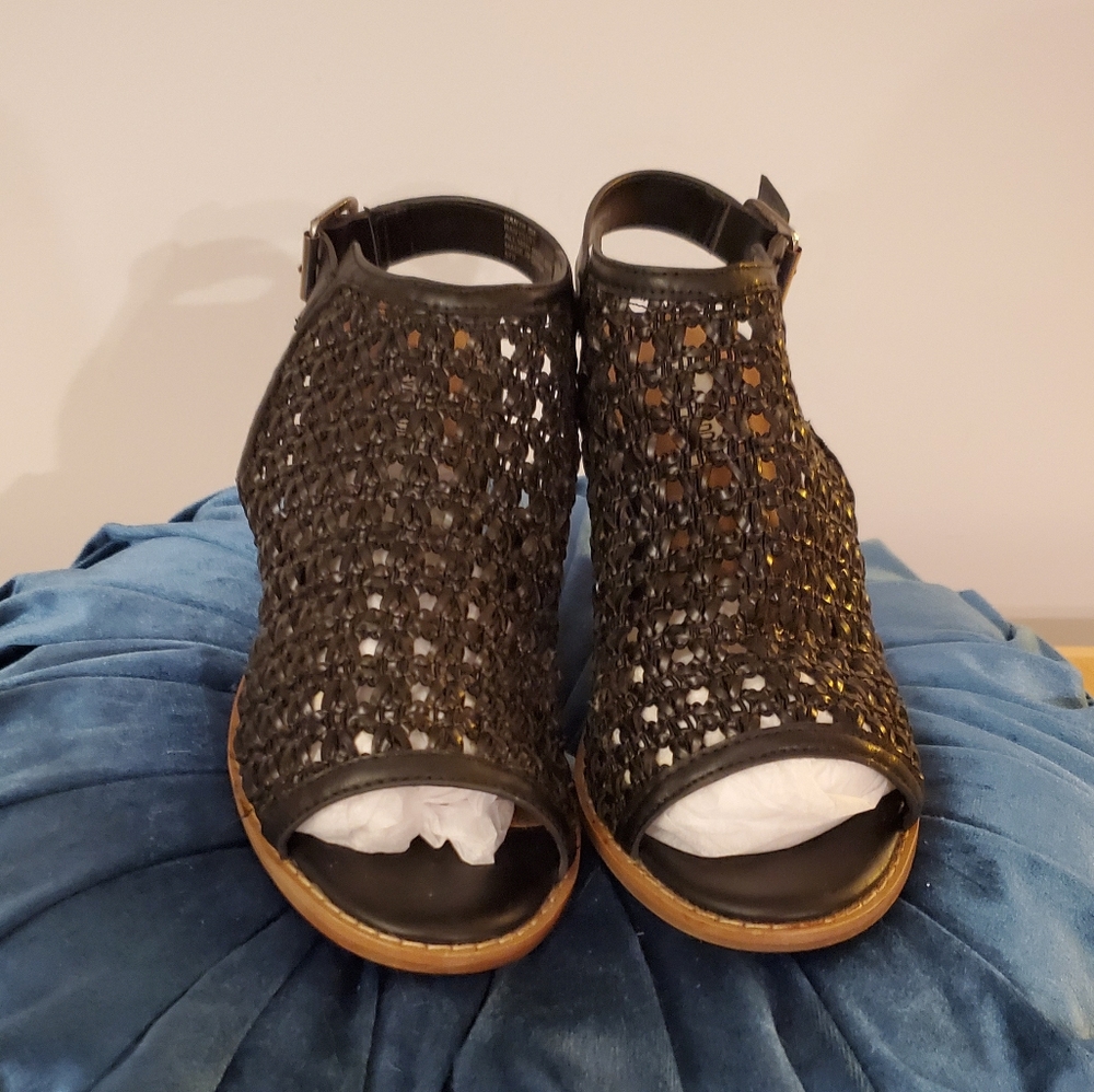 Steve Madden Black Woven heels